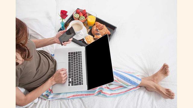 4. Trabajar en la cama: Los estudios demuestran que la cama solo debe ser usada para dormir, pero estar en la cama o en el sofá y ser realmente productivo no van de la mano. Tu “comodidad” se verá reflejada en la cantidad de veces que cambies de posición 