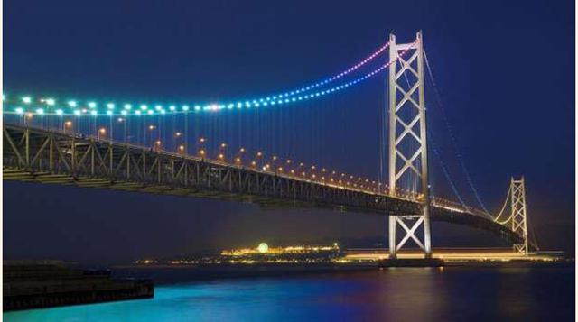 GRAN PUENTE DE AKASHI KAIKYO (KYOTO). Los dos cables que sorportan este puente de casi cuatro kilómetros (mide 3.911 metros) son los más resistentes del planeta. El puente es tan largo que en su interior se podrían incluir cuatro puentes de Brooklyn. No c