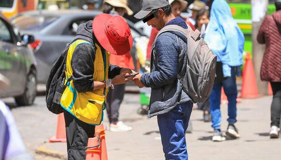 La venta de chips en la calle es una actividad que pone en peligro la seguridad del usuario. (FOTO: OSIPTEL)