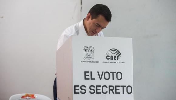 El presidente de Ecuador, Daniel Noboa, vota el referéndum y consulta popular de 11 preguntas este domingo 21 de abril del 2024. (EFE/ Mauricio Torres).