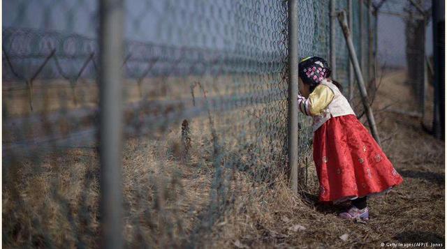 Entre el norte y el sur, desde el término de la guerra de Corea, una zona desmilitarizada separa al norte comunista del sur capitalista. La franja, de unos cuatro kilómetros de ancho y casi 250 kilómetros de largo, se cuenta entre las zonas de exclusión m