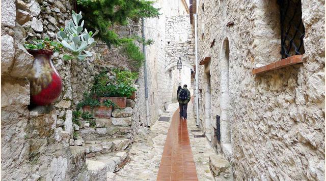 Calle principal de Eze; Situada en las colinas de la Costa Azul, a pocos kilómetros de Niza, el pueblo medieval de Eze cuenta con algunas de las calles más encantadoras de la Edad Media. Se organizan alrededor de la Calle Principal, formando un agradable 