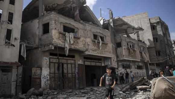 Los palestinos inspeccionan las casas dañadas que fueron alcanzadas en los ataques aéreos israelíes a primera hora de la mañana, en la ciudad de Gaza, el lunes 17 de mayo de 2021. (AP/Khalil Hamra).