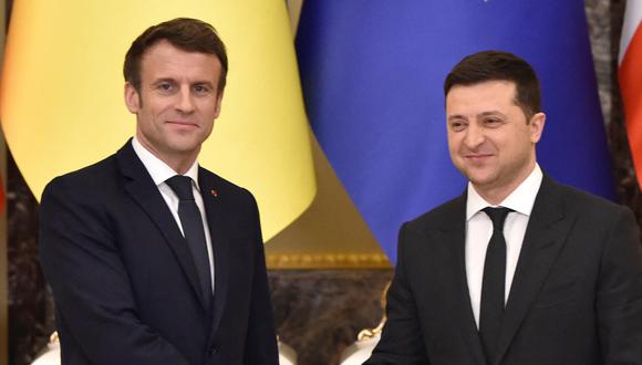 El presidente de Francia, Emmanuel Macron, y el de Ucrania, Volodymyr Zelensky. (Foto: AFP).