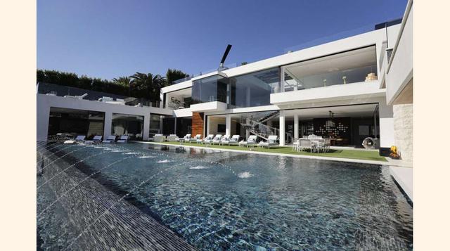 Piscina de 25 metros de largo en el exterior.