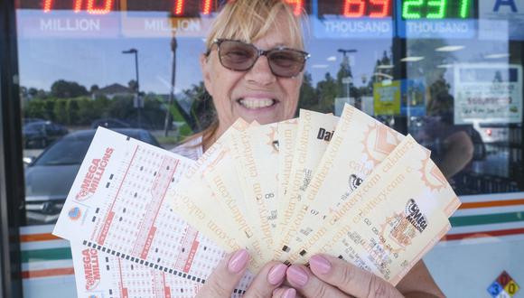 Miles de personas en Estados Unidos prueban suerte para ganarse el premio mayor de Mega Millions (Foto: AFP)