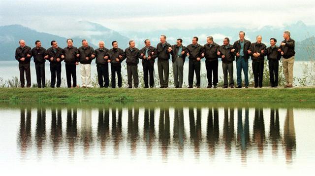 En 1997, Canadá pidió a los líderes de los 21 estados miembro del APEC que se enfundaran estas casacas de cuero, que deben de ser típicas en Vancouver.