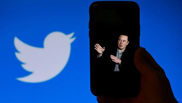 Elon Musk entró con la pata en alto a Twitter, pero ha tenido que retrocer  (Foto: AFP)