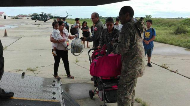 Las naves de la FAP se encargan de evacuar a las personas afectadas por los desastres en cualquier parte del país.