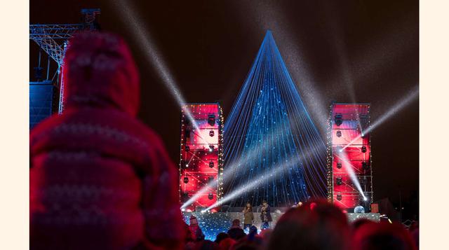 Vilna, Lituania. Un niño presencia la ceremonia de encendido del árbol nacional en la Plaza de la Catedral, el 26 de noviembre.
