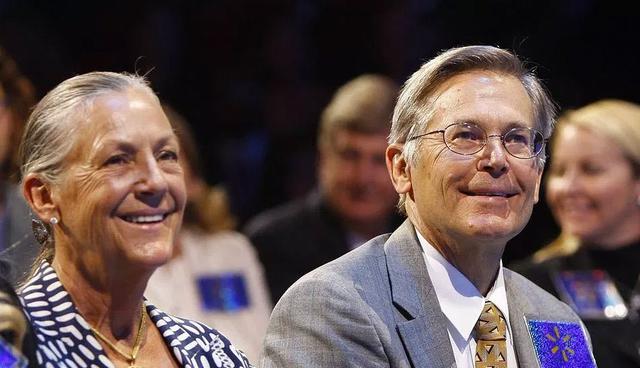 FOTO 17 | Alice Walton. Edad que ella hizo primer millón: 39/ Edad en que ganó los primeros mil millones: 43/ Años por medio: 4. (Foto:  Walmart, via Wikimedia Commons)