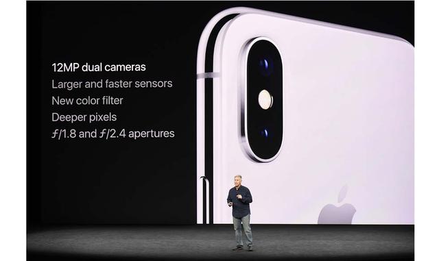 FOTO 7 | 4. El iPhone X viene con una cámara adaptada para la realidad aumentada. Entendemos que el reto debe haber sido mayúsculo, y quizás es la explicación a la posición de la cámara dual en la zona trasera del teléfono, vertical en lugar de horizontal