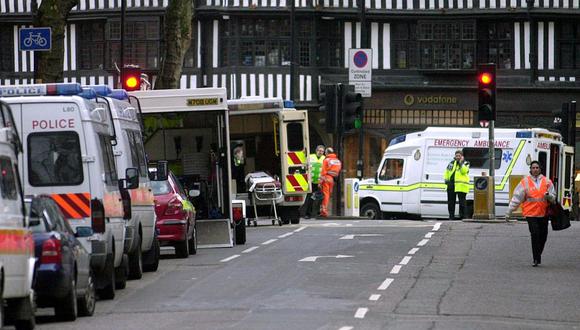 Servicios de emergencia en asistencia el 25 de enero de 2003 fuera de la estación de metro de la línea central de Chancery Lane de Londres después de un accidente que causó heridas leves a alrededor de 32 pasajeros. (Foto de MARTIN HAYHOW / AFP)