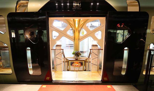 El tren de color champagne está formado por ocho vagones con impresionantes ventanales de vidrio, que ofrecen a los pasajeros unas espectaculares vistas de la campiña del norte del archipiélago.  (Foto: AFP)