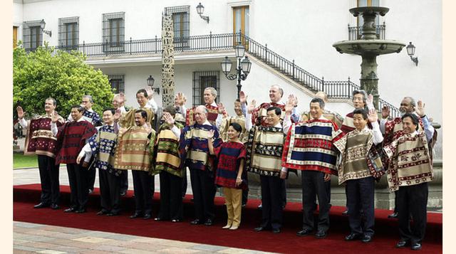 En la Cumbre APEC 2004 en Chile, los líderes vistieron mantas de huaso, una especie de poncho de cuatro puntas de corte rectangular, típico del país sureño.