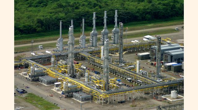 En esta planta se separan el agua y los hidrocarburos líquidos contenidos en el gas natural y se acondiciona éste último para ser transportado por un gasoducto hasta la costa.