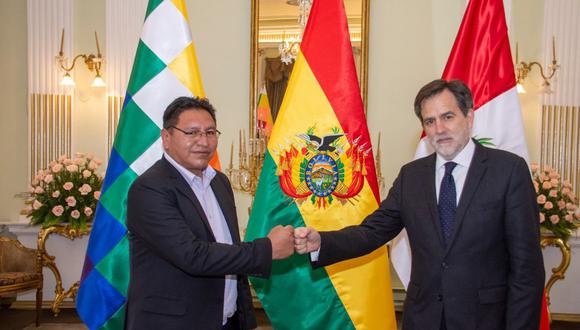 Embajador Luis Enrique Chávez Basagoitia y Embajador Erwin Freddy Mamani Machaca. (Fuente: Cancillería)