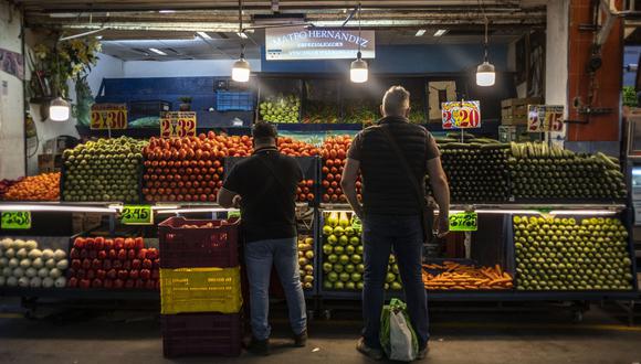 Cclientes compran verduras en el Mercado Central de Abastos en la Ciudad de México, México, el miércoles 12 de enero de 2022. (Foto: Bloomberg)