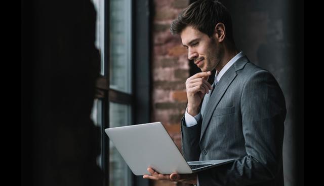 FOTO 2 | 2. Interpreta las señales no verbales. Seguro has escuchado la importancia del lenguaje corporal. Siéntate derecho, piensa en tus expresiones faciales y recuerda inclinarte hacia adelante para mostrar interés. ¿Qué tan buena es tu habilidad para interpretar las señales no verbales de los otros? Un estudio de la UCLA dice que el 55 por ciento de las conversaciones cara a cara es llevado de forma no verbal. Analiza señales específicas como postura, expresiones y gestos de los demás. (Foto: Freepik)