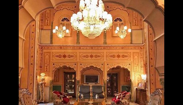 FOTO 3 | 3. Raj Palace: 34.500 euros (India)

Ubicado en la ciudad de Jaipur, capital de la provincia de Rajasthan (unos 300km al sur oeste de Delhi). La suite Maharaja’s Pavillion es la más exclusiva: tiene cuatro plantas que ocupan un total de 1.500 metros cuadrados con jacuzzi privado, paredes llenas de espejos y adornado de muebles bañados en oro. Los World Travel Awards 2007 lo galardonaron como ‘Mejor hotel patrimonio mundial’. Está enclavado en el epicentro histórico de la región, rodeado por edificios históricos, fortalezas, palacios y castillos.