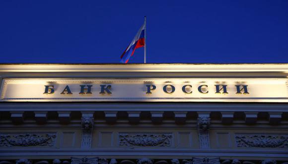 Una bandera estatal rusa ondea sobre la sede del Banco Central en Moscú, Rusia.