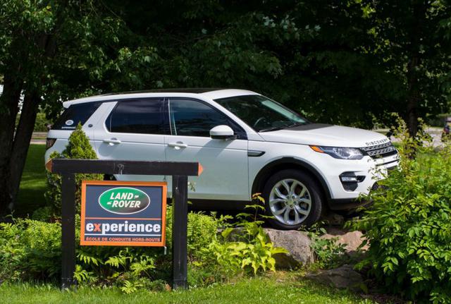 La escuela de conducción Land Rover Experience ofrece cursos por un día completo o varios días de conducción todo terreno, sobre agua, barro y roca, con lecciones específicas sobre tracción y recuperación. Los cursos se pueden tomar durate todo el año en 