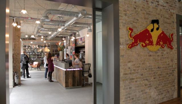 FOTO 3 | 3. Oficina de Red Bull, Londres. Red Bull no sólo se dedica a las bebidas energéticas, y sus oficinas están diseñadas para unos 100 trabajadores, mayormente veinteañeros. La idea es que estos espacios únicos incentiven la colaboración y la creatividad.

Esta oficina de Red Bull está situada en un edificio de mucho carácter en el barrio de Soho, Londres. El edificio se construyó a partir de cinco viejos pubs que no tenían vínculo entre sí, ni pisos de la misma altura, dando como resultado un inmueble interesante con mucho espacio y características divertidas. (Foto: viralismo)