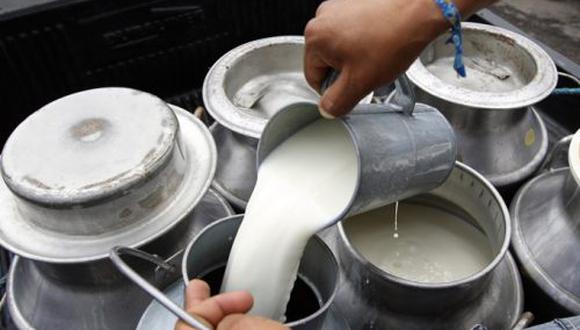 Producción de leche en riesgo por paro indefinido que realizan los transportistas de carga y transporte interprovincial desde el lunes 15 de marzo. (Foto: Difusión)