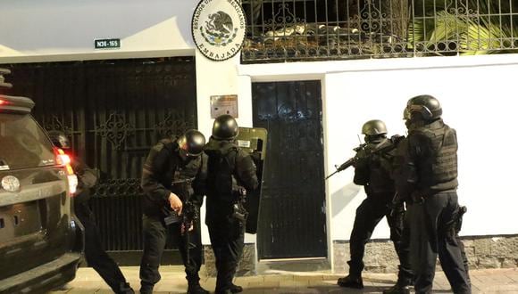 Imagen publicada por API que muestra a fuerzas especiales de la policía de Ecuador intentando irrumpir en la embajada de México en Quito. (Foto: API/AFP).