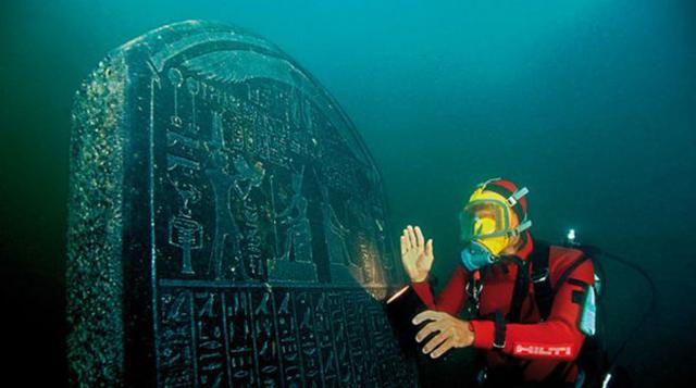 También se encontraron estelas, monumentos en forma de lápida con inscripciones, normalmente de carácter funerario. La de esta imagen fue comisionada por Nectanebo I, el primer faraón de la dinastía XXX, que reinó de 378 a 362 a. C.  (Foto: FRANCK GODDIO.