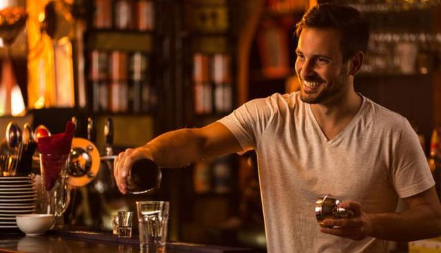 FOTO 21 | 21. Bartender. Ser bartender tiene su gracia, es un trabajo que requiere muchas habilidades como tomar varias órdenes a la vez, preparar las bebidas y en ocasiones fungir como psicólogo. Por lo general tienes que ser mayor de edad para poder trabajar como bartender y claro, saber preparar cocteles.

Los horarios suelen ser por la tarde o noche, cuando ya no hay clases, pero también suelen extenderse hasta altas horas de la noche. En Estados Unidos, un bartender promedio gana $6.60 dólares la hora, pero a esto hay que sumarle las propinas que suelen ser las que hacen que todo valga la pena. La ventaja de este trabajo es que puedes conocer a mucha gente, escuchar historias fascinantes y hacer conexiones increíbles. (Foto: Getty)
