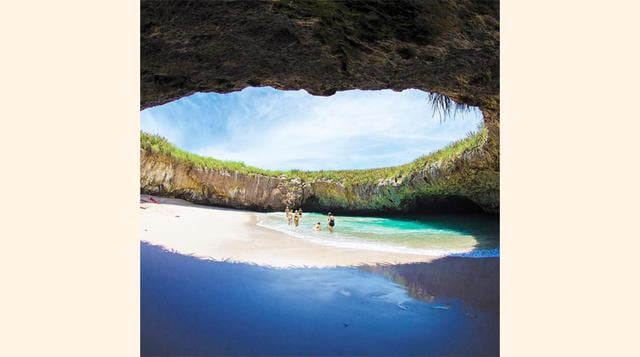 Playa escondida o playa del amor (México), la particular forma de esta playa se debe a que a comienzos del siglo XX, el gobierno utilizó las Islas Marietas como un lugar de pruebas militares para llevar a cabo detonaciones controladas.