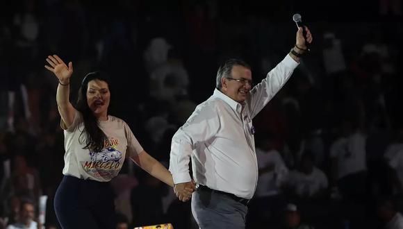 El excanciller mexicano y candidato presidencial del oficialismo Marcelo Ebrard y su esposa Rosalinda Bueso saludan durante el cierre de gira política, hoy, en La Arena de Ciudad de México (Foto: EFE)