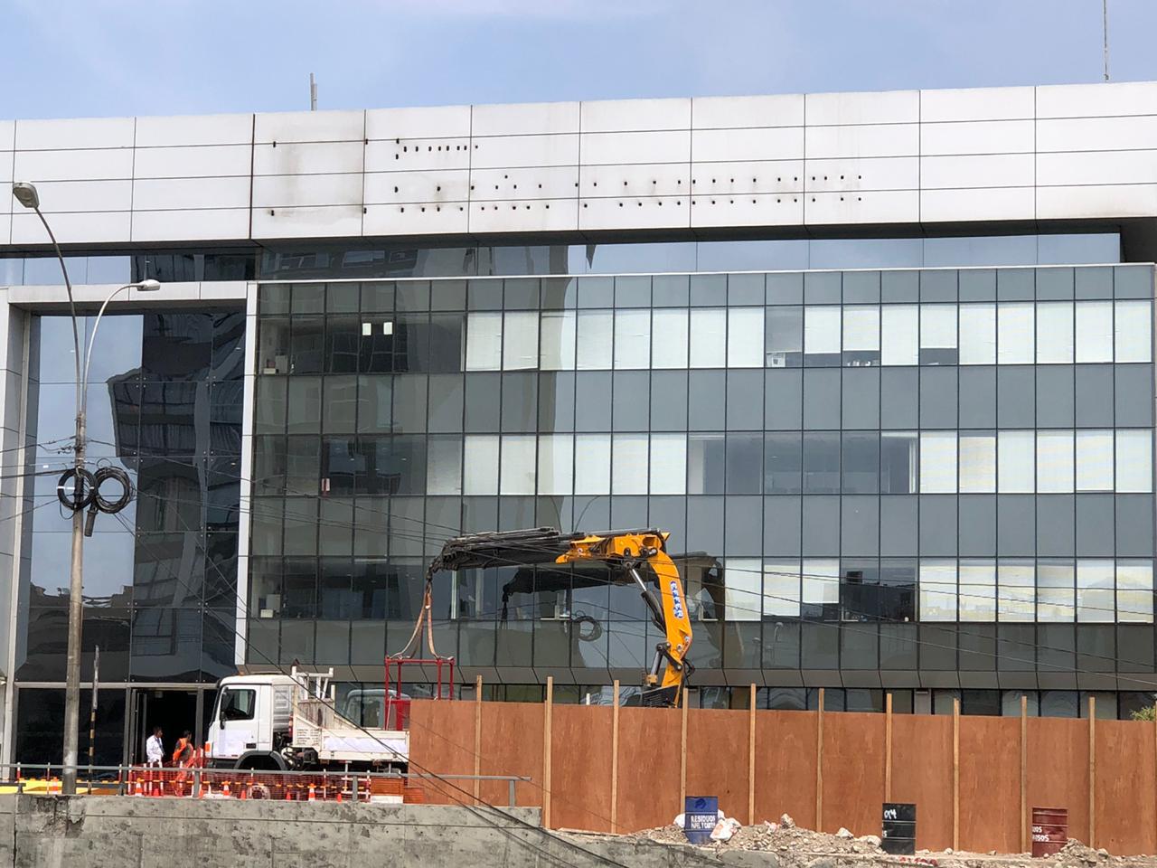Retiran logo de Graña y Montero de fachada de sede de empresa en Av. Paseo de la República. (Foto: GEC/ Marco Antonio Ramon Huaroto)