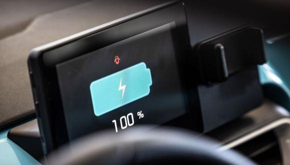 Una pantalla del tablero muestra la carga de la batería de un vehículo eléctrico XEV Yoyo en un concesionario de automóviles Autosi en Granollers, España, el martes 7 de noviembre de 2023. Fotógrafo: Ángel García/Bloomberg