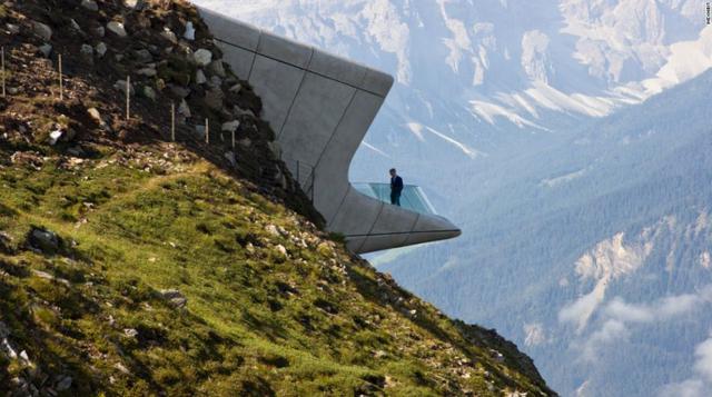 Messner Mountain Museum Corones, 2015 (Tirol del Sur, Italia). En la cima del Monte Kronplatz, el museo de la montaña fue una colaboración entre Hadid y Reinhold Messner, el primer hombre en completar el ascenso al Monte Everest sin oxígeno suplementario.