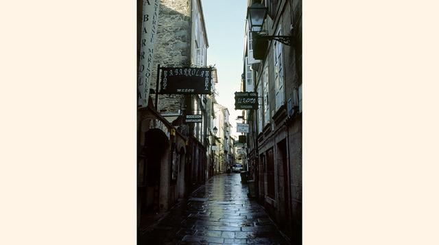 Rúa do Franco (Santiago de Compostela, Galicia). La rúa do Franco, estrecha, oscura y misteriosa, guarda todavía la herencia de los taberneros medievales, que se asentaron allí para atender a los peregrinos. Ellos eran los francos, un término que designab