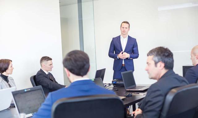 Foto 3 | Aprende de los millonarios. La mayoría de las personas están rodeadas de lo que podríamos llamar “amigos por defecto”. Son las personas con las que hacemos contacto a diario –ya sea en el trabajo, las aulas de clases, etc- y como es natural, hace