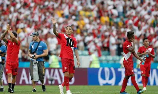 Al finalizar el Perú vs Australia, Paolo Guerrero celebró el único triunfo peruano en Rusia 2018 con la camiseta de Jefferson Farfán, ausente por lesión. (Foto: AFP)