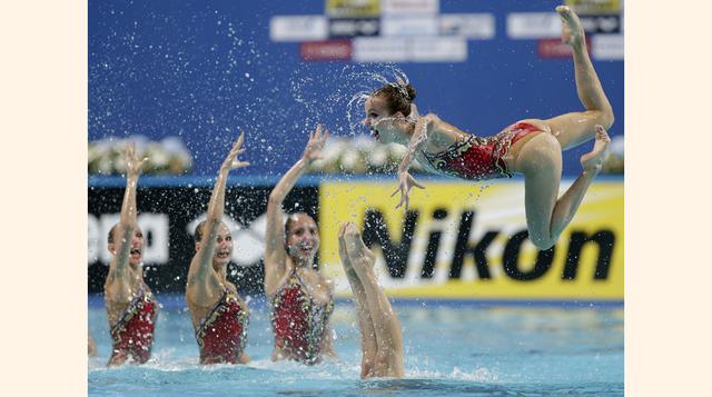 El equipo de la medalla de oro de Rusia realiza una combinación sincronizada en la final del Campeonato Mundial de Natación en Kazan, Rusia. (Foto: AP/Michael Sohn)