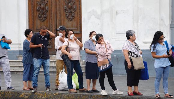 Arequipa: Médicos de la red Yanahuara toman muestras a casos sospechosos de coronavirus son implementos de bioseguridad. (Foto: Referencial/GEC)