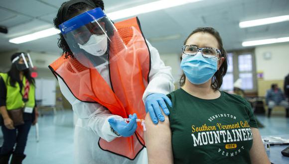 Una enfermera recibe una dosis de la vacuna contra el coronavirus de Moderna en South Bronx Educational Campus, en el Bronx, Nueva York. (Foto de Kena Betancur / AFP).