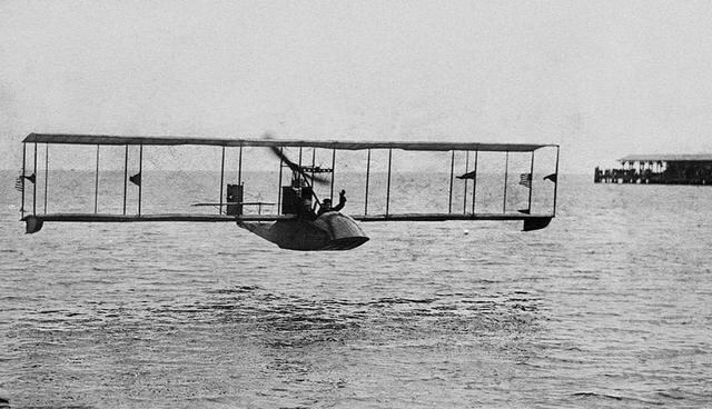 FOTO 1 | El avión Benoist Tipo XIV, que probablemente fue el primer avión en volar un servicio de pasajeros programado. (Foto: The History Press)