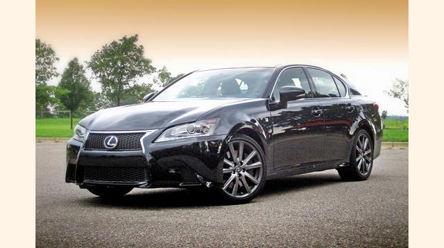 350F Sport (Lexus). Es impulsado por un motor V6 de 3.5 litros que genera 306 caballos de fuerza y 277 libras-pie de torque.