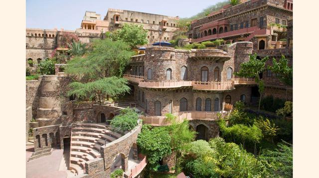 Neemrana Fort, India. Esta fortaleza de diez plantas se encuentra en el estado indio de Rajastán y su construcción terminó en 1464. Las estancias están decoradas con elementos coloniales y tradicionales indios. Además, ofrecen unas vistas majestuosas de l