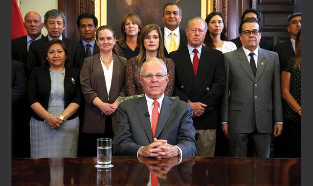 FOTO 5 |  ¿QUIÉN HA SIDO ENCARCELADO O DESTITUIDO?

Si su renuncia es aceptada, Kuczynski se convertiría en el primer presidente en América Latina que deja el cargo como consecuencia del escándalo de Odebrecht. El expresidente de Brasil Luiz Inacio Lula da Silva está apelando una sentencia por corrupción y lavado de dinero, mientras que el exmandatario peruano Ollanta Humala está a la espera de juicio.

Otro expresidente de Perú, Alejandro Toledo, ha sido acusado de recibir 20 millones de dólares en sobornos de Odebrecht y está en Estados Unidos, donde intenta evitar su extradición. En Ecuador el vicepresidente Jorge Glas fue condenado recientemente a seis años de cárcel por orquestar una trama de sobornos con la constructora. Mientras tanto, docenas de otros líderes políticos están siendo investigados mientras fiscales de América Latina siguen presentando cargos contra legisladores implicados en la trama.