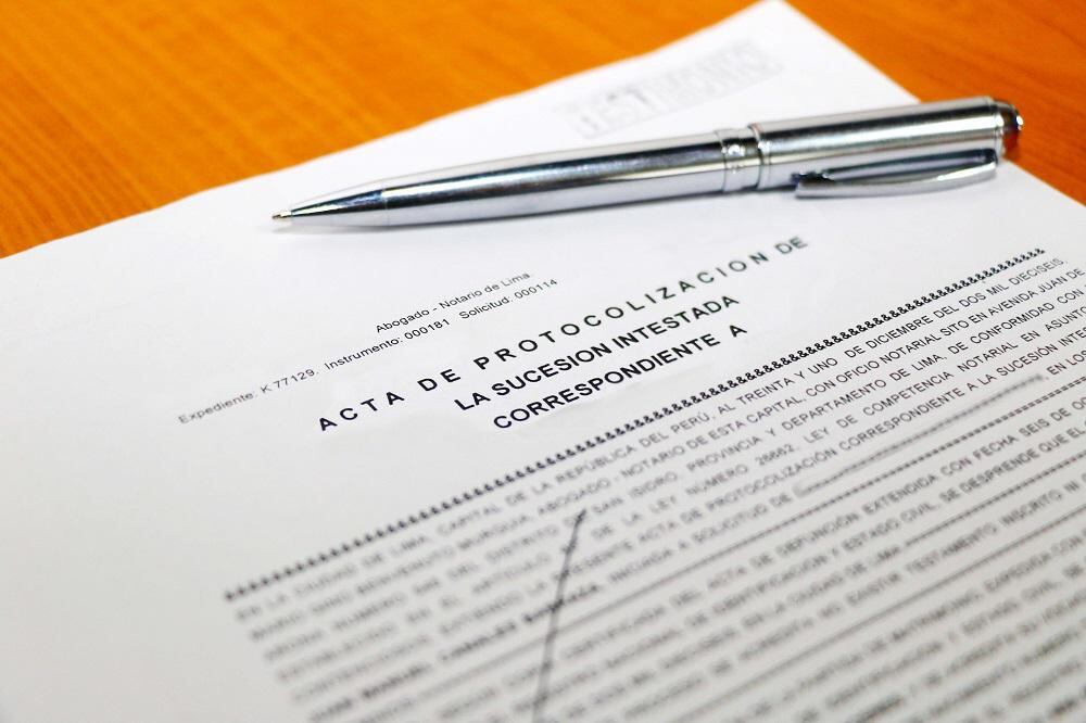 Para poder disponer de los bienes inmuebles de una persona fallecida sin existencia de algún testamento, será necesario elaborar la sucesión intestada ante un notario o un juez. (Foto: Difusión)