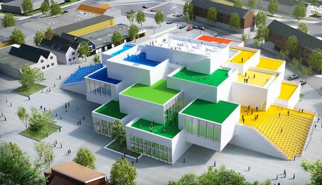 FOTO 12 | 12. Lego – Dinamarca.

De niño siempre me encantó jugar con mis Legos y si eres como yo, entonces te encantará estar rodeado de Legos todo el día, y así mismo es como se siente trabajar para Lego. La disposición colorida fomenta la interacción y el juego entre los empleados, en un esfuerzo por estimular su imaginación, ya que de eso es de lo que se trata Lego después de todo, ¿o no?

Las salas de reunión son iluminadas, coloridas, abiertas y de variado tamaño, dependiendo del propósito de cada una. Todas están diseñadas para brindar felicidad y comodidad a los espacios de trabajo, elevando así la moral del equipo y la capacidad de desarrollo de los productos. Todas las oficinas están pensadas para que cualquiera pueda jugar con los legos e idear algo nuevo, mientras trabaja. Si pasarte todo el día jugando y trabajando con Lego no te hace feliz, entonces no sé qué otra cosa podría hacerte feliz ! (Foto: viralismo)