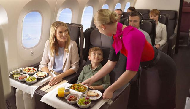 FOTO 3 | 3. Qantas

Los asientos más nuevos y más cómodos de la clase económica premium de la aerolínea australiana, desarrollados por el diseñador industrial David Caon, debutaron el año pasado en los B787 Dreamliners de la flota.

 

Estas cabinas ofrecen alrededor de 5 a 8 centímetros adicionales de espacio para las piernas, casi 8 de reclinación y de 19 a 20 centímetros de inclinación en comparación con la parte trasera del avión. Tienen innovadores reposapiernas diseñados para ofrecer un mejor soporte ergonómico que los anteriores asientos económicos premium de Qantas; los nuevos ofrecen reposacabezas ajustables de cortesía equipados con almohadas especialmente diseñadas. Los estantes extraíbles para su teléfono o tableta son un buen extra, al igual que los mostradores de check-in exclusivos en el aeropuerto y el bar de autoservicio.

 

Diferencia de precio: Cada minuto cuenta en vuelos que pueden durar más de 17 horas, por lo que a los pasajeros no les importará pagar casi tres veces más por un boleto de Los Ángeles a Melbourne o de Perth a Londres. (Estas rutas van desde US$2.534 y US$3.085, respectivamente. (Foto: Qantas)