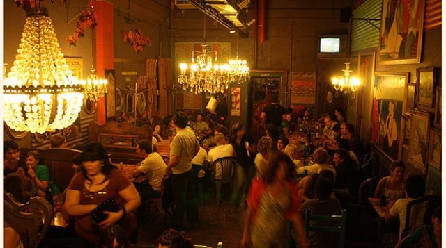 El bar Leitmotiv tiene una terraza en una de las esquinas más trendy de Palermo que ya juega a su favor, pero además ofrece cócteles deliciosos y una propuesta gastronómica correcta y accesible. (Foto:Connect)